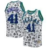 Meraviglioso Incantevole Robusto Dirk Nowitzki Dallas Mavericks 1998/99 Hardwood Classics Doodle Swingman Jersey White